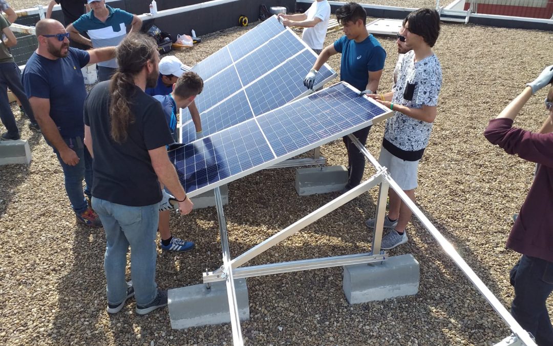 Acompañamos a los alumnos del IES Prado de Santo Domingo en la instalación del autoconsumo de su instituto