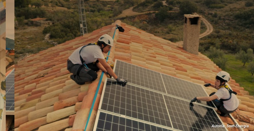 Instaladores trabajando con placas solares en tejado en La Palma